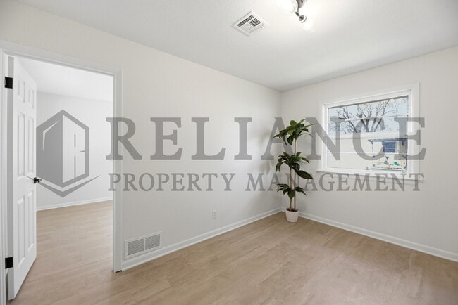 Building Photo - 941 W Hazel St