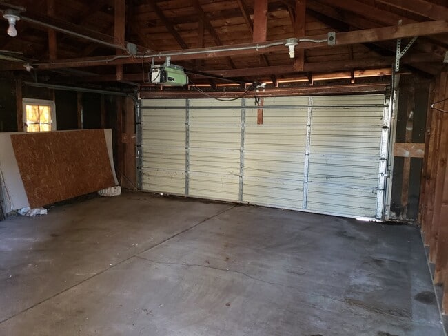 Building Photo - BEAUTIFUL HOME LOCATED CLOSE TO EVERYTHING WITH GARAGE!