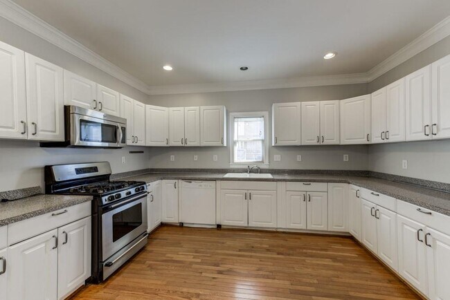 Building Photo - 105 Vanira Ave SE