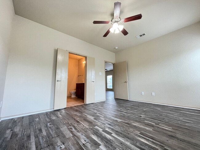 Building Photo - 4 Bedroom 2 Bath