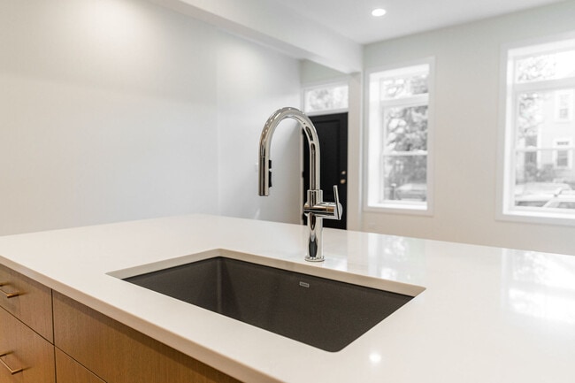 Building Photo - 1954 N Sheffield Ave