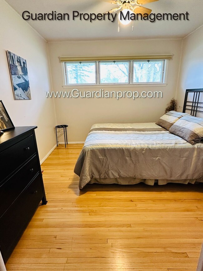 Building Photo - Edina Single Family Home, 2 Car Garage, Di...