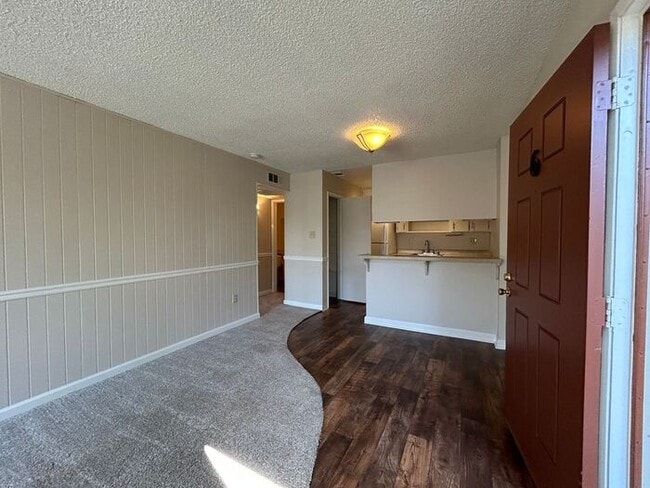 Building Photo - Upstairs Charming 1 bedroom with Large Pat...