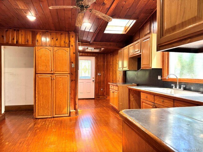 Building Photo - 560 Taxter Rd