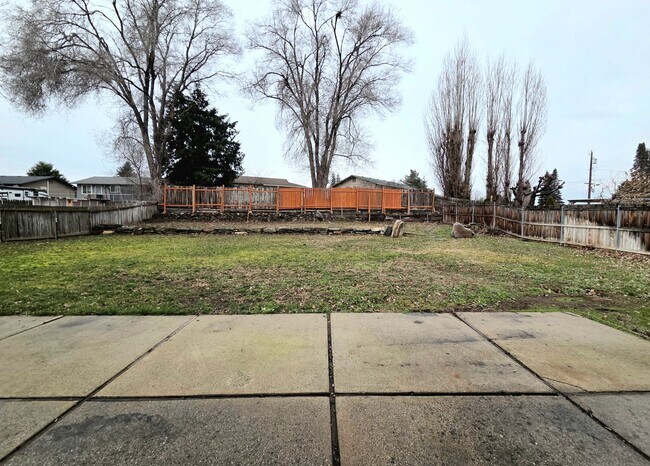 Building Photo - **Charming 3 Bedroom + Bonus, 2.5 Bath House for Rent in Desirable East Wenatchee**