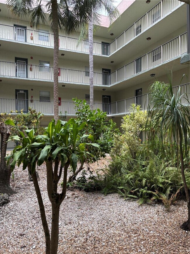 Building Photo - 1820 N Lauderdale Ave