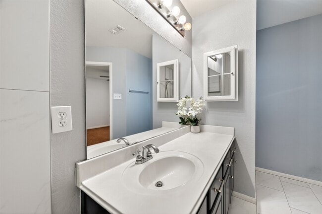 Building Photo - 6523 Mildenhall Ct