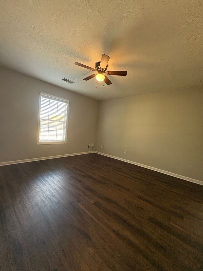 Building Photo - Spacious 3 Bed 2 Bath Home With Garage!!