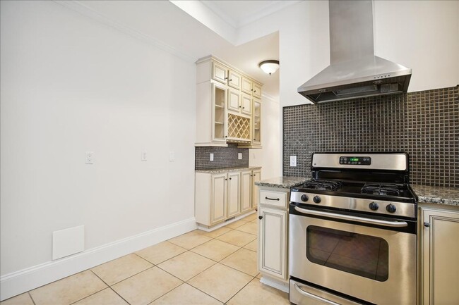 Building Photo - Pet Friendly Luxury DC TH - 3 bed +  3.5 B...