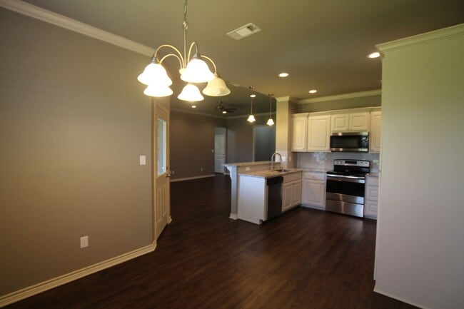 Building Photo - Beautiful 3 Bedroom 2 Bath Coming Soon in ...
