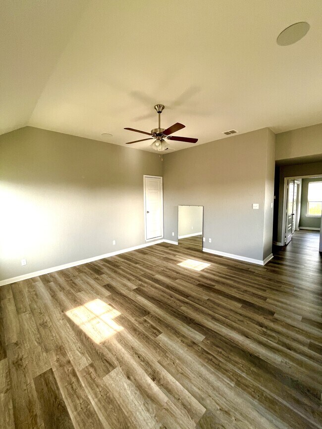 Building Photo - 15306 Comanche Grv