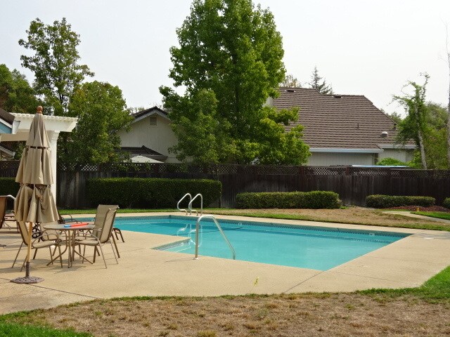 Building Photo - NICE TWO STORY HOME IN GRANITE BAY!