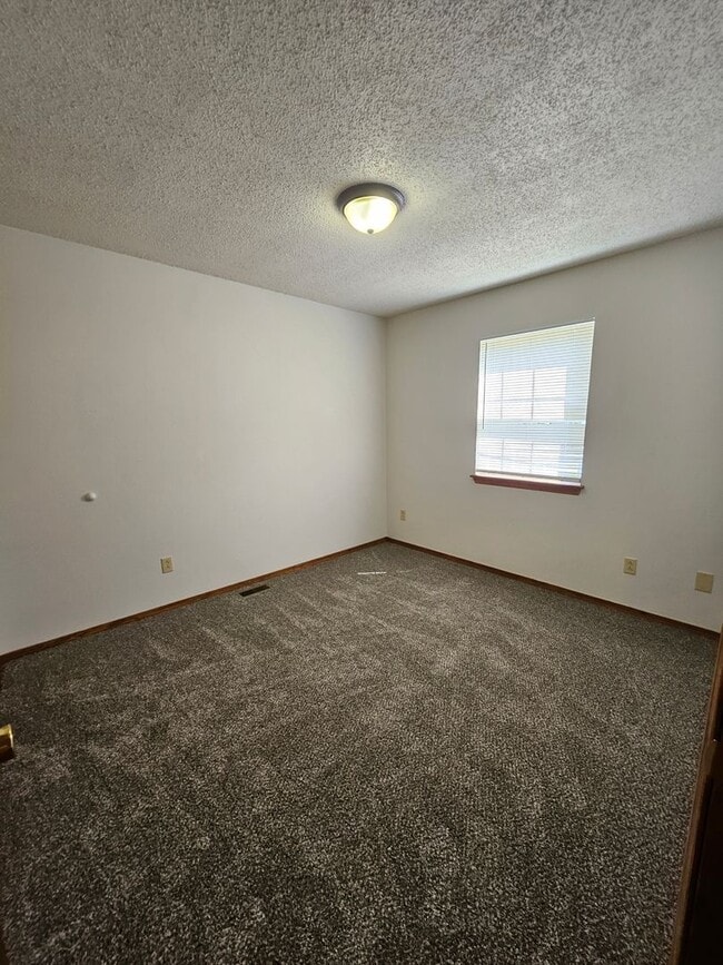 Building Photo - 3 Bedroom, 1 Bath House in Cute Neighborhood!