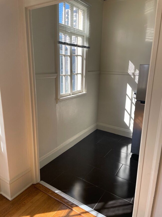 Building Photo - Brand new Studio near Downtown