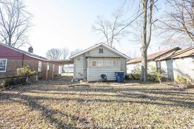 Building Photo - "Charming 2-Bed Home with Gleaming Hardwoo...