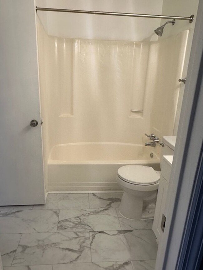 Building Photo - COZY UNIT IN A DUPLEX