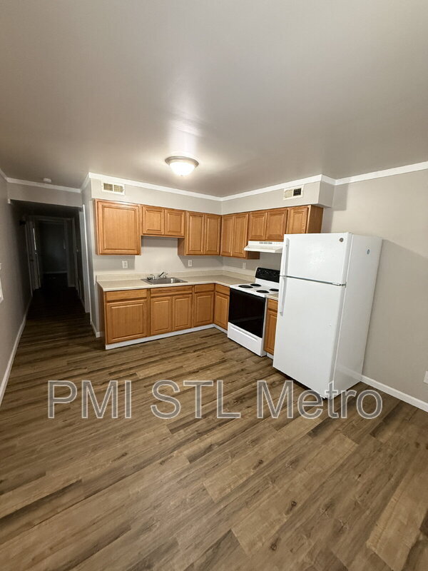 Building Photo - 747 Cunningham Ave