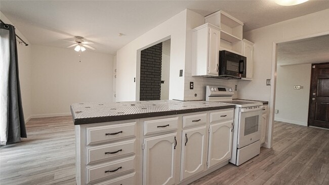 Building Photo - 2115 Chatsworth Rd