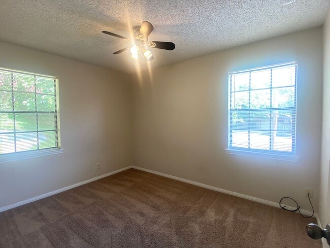 Building Photo - LARGE 4 BEDROOM BELTON ISD