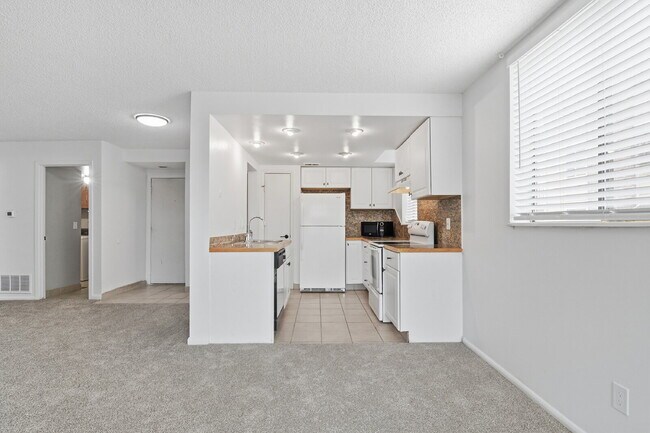 Building Photo - $1,540.95 with $300 off the first month's rent, 1 Bed - 1 Bath, Condo in Aurora with Washer and D...