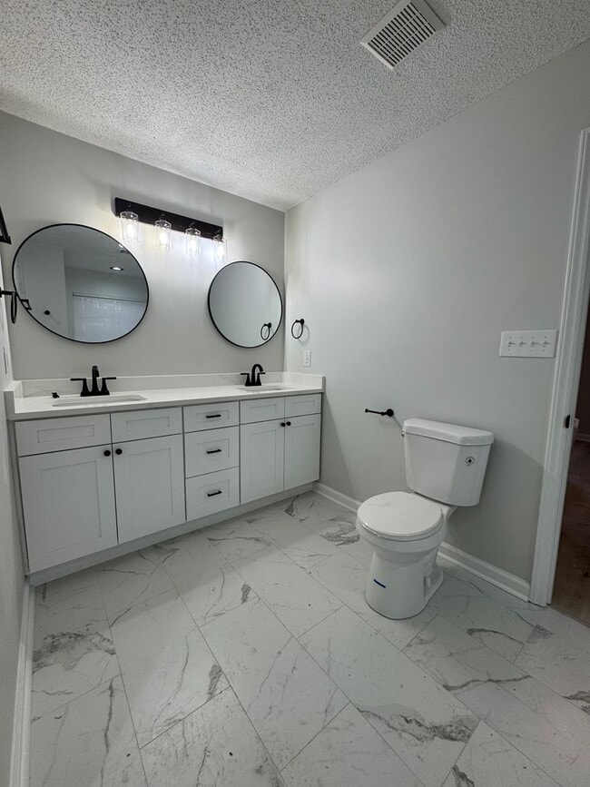 Building Photo - 3bed/2bath+Garage GSO!!