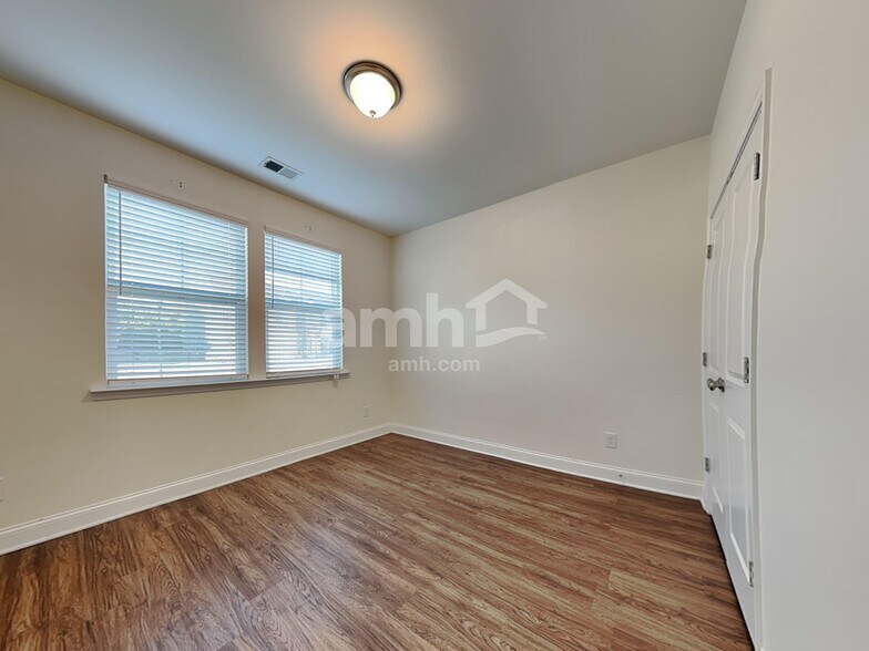 Building Photo - 231 Lake End Dr