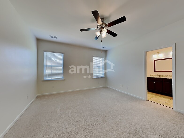 Building Photo - 553 Friar Park Ln