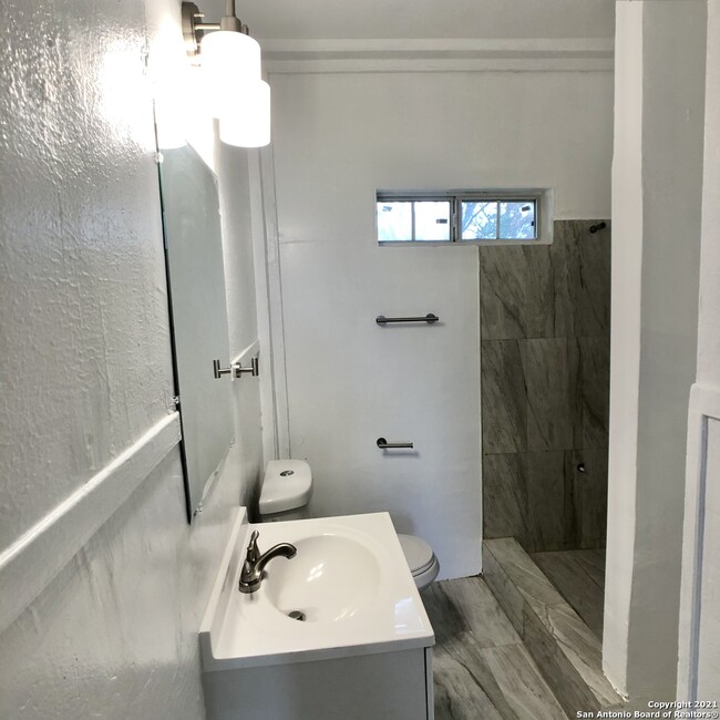 Building Photo - 411 Canton-