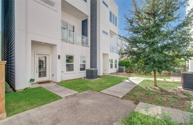 Building Photo - 2116 Naomi St