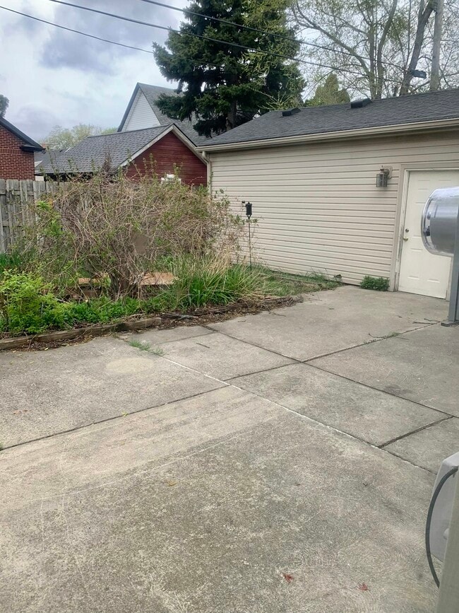 Building Photo - 43 Southbound Gratiot Ave