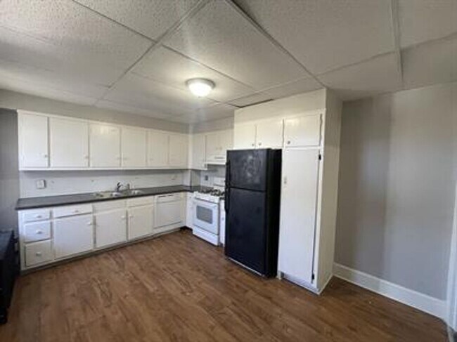 Building Photo - 631 Roosevelt Ave