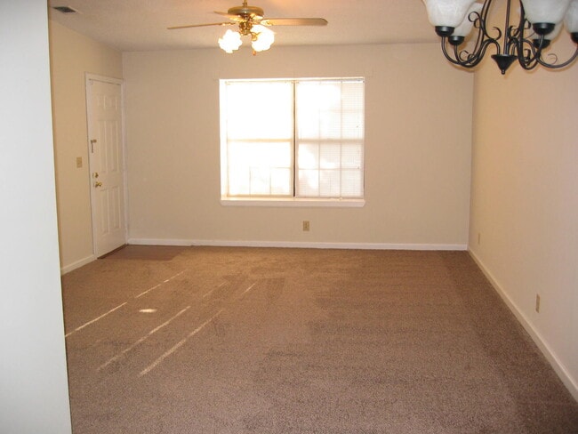 Building Photo - 2576 Oak Hill Dr