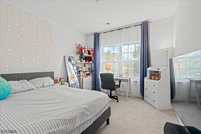 Building Photo - 33 Veterans Wy