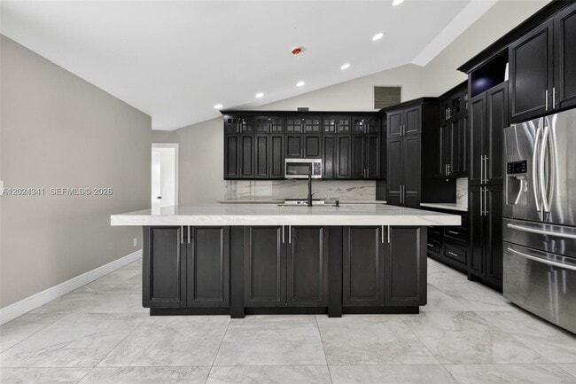 Building Photo - 9654 Sun Pointe Dr