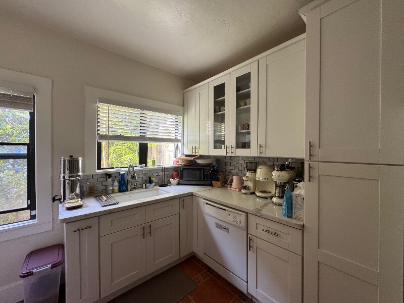 Building Photo - 2306 Beachwood Dr