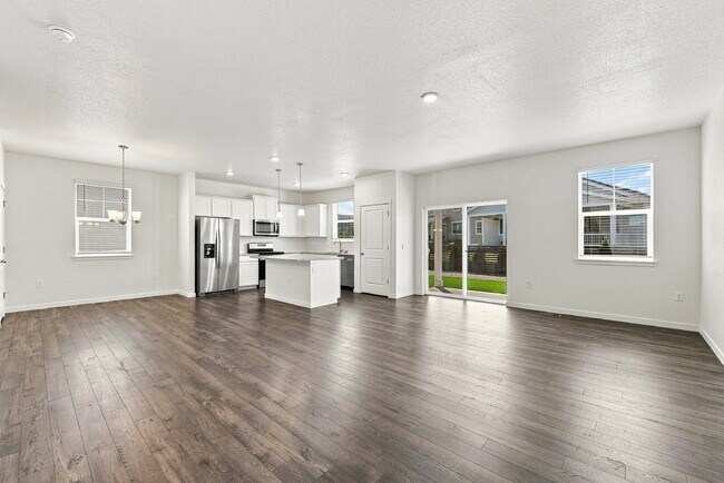 Building Photo - $2,845.95 with $300 Off the first month's rent, 4 Beds - 2.5 Baths, Single Family Home in Aurora ...
