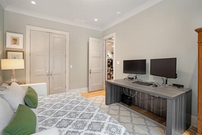 Building Photo - 407 8th St NE