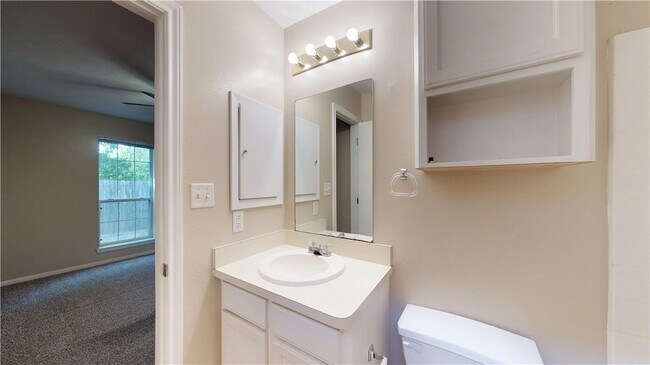 Building Photo - 1511 Hollow Hill Dr