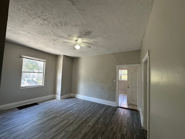Building Photo - *** Shadyside * Large 4 Bedroom House For ...