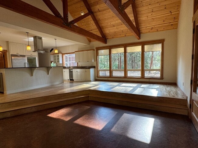 Building Photo - Luxury Mountain Retreat: 4-Bedroom Home wi...