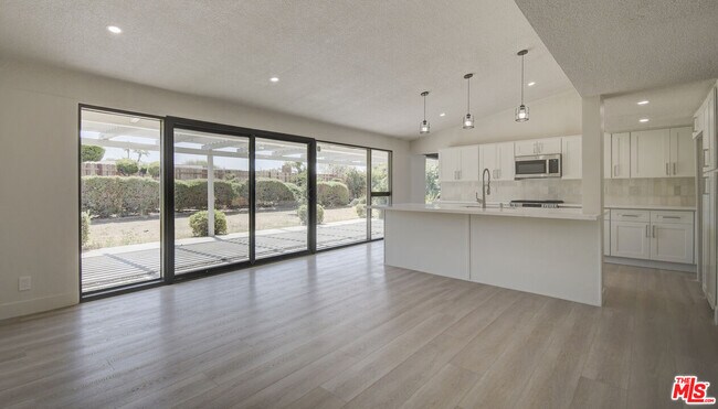 Building Photo - 5452 Rockledge Dr