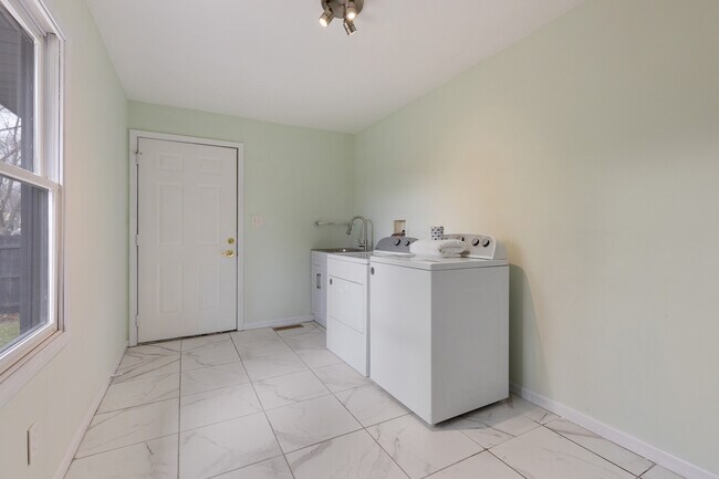 Building Photo - 2158 Pleasure View Rd