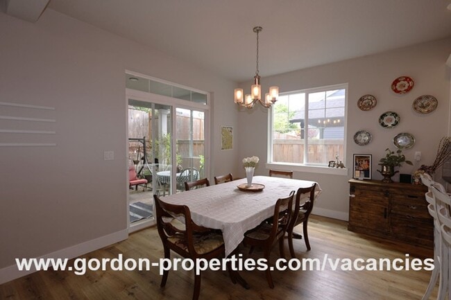 Building Photo - SE Golden Eagle Ln - 4 bedroom home in Hap...