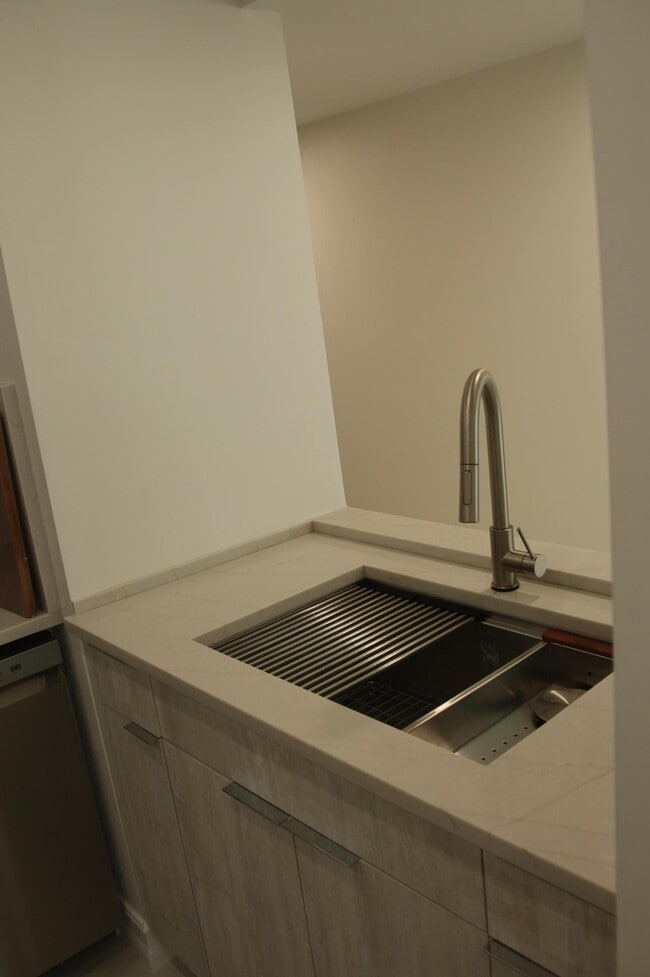 Building Photo - 340 Sunset Dr