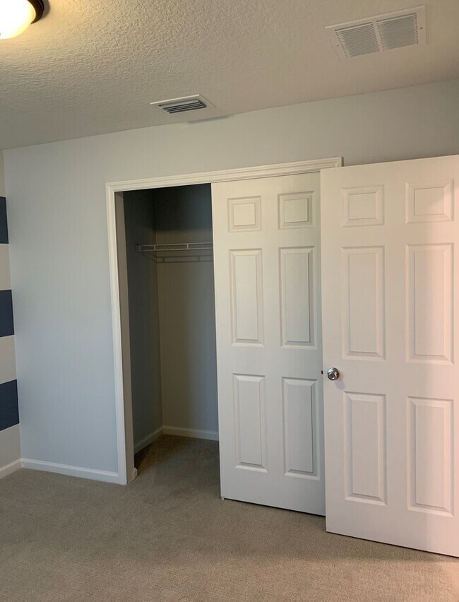 Building Photo - Stunning 3 Bed/2 Bath Home with Attached G...