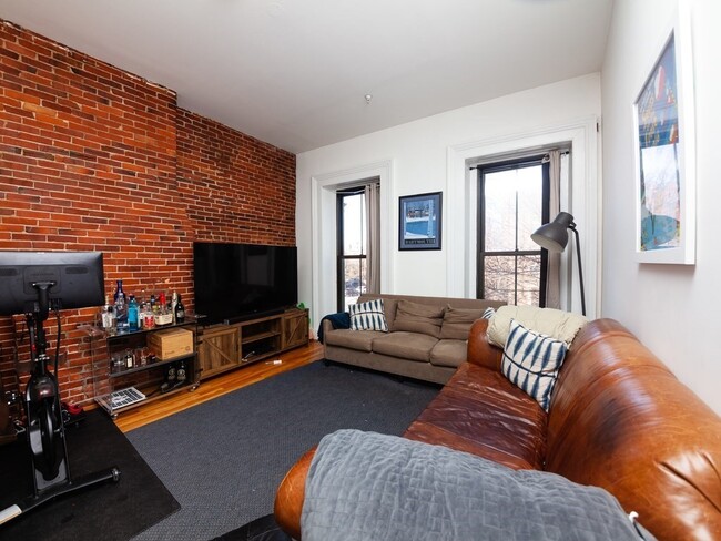 Building Photo - 1662 Washington St