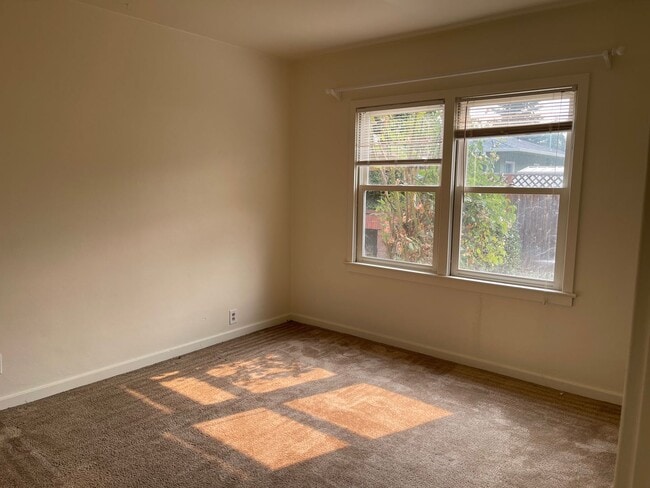 Building Photo - 3 Bedroom 1 Bath Home w/ 2 Car Garage