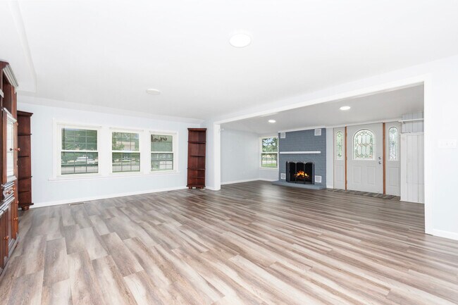 Building Photo - 2576 Plainfield Rd