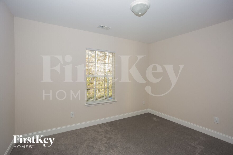 Building Photo - 628 E Ketchie St