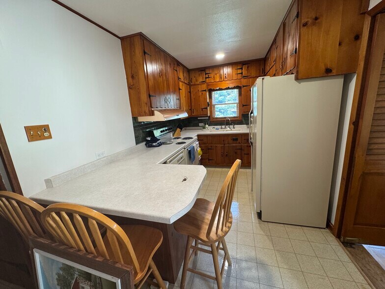 kitchen - N5311 Saint Catherines Bay Rd